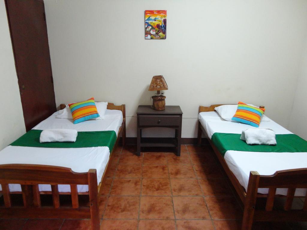 Hostal El Jardin León エクステリア 写真